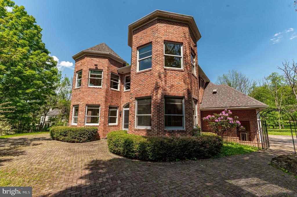 441 HIDDEN LAKE DRIVE