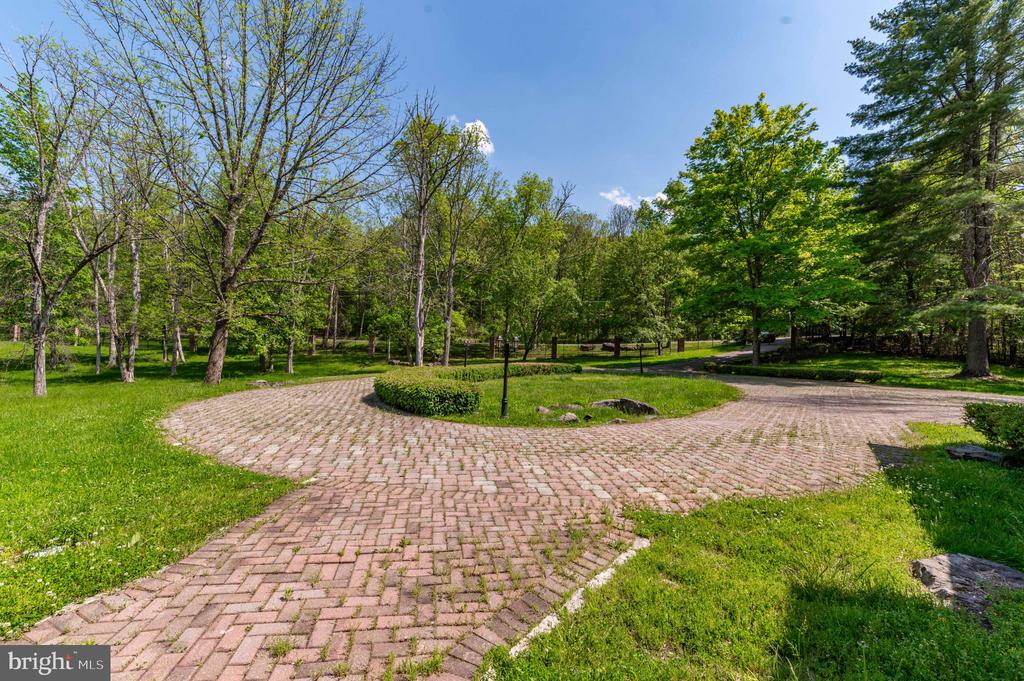 441 HIDDEN LAKE DRIVE