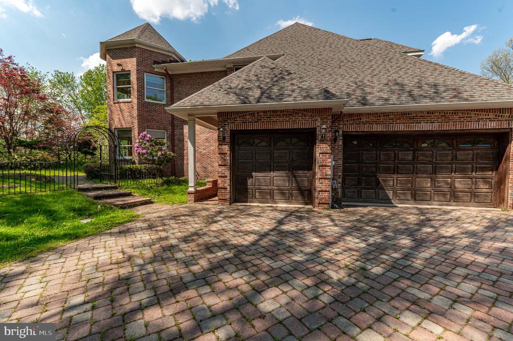 441 HIDDEN LAKE DRIVE