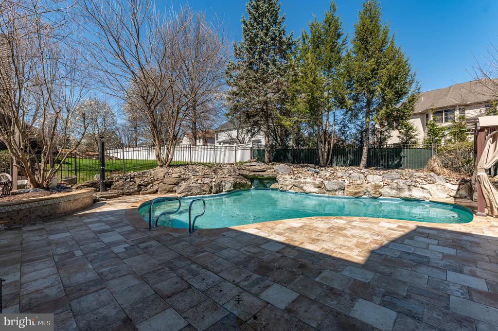 49 CREST BOULEVARD