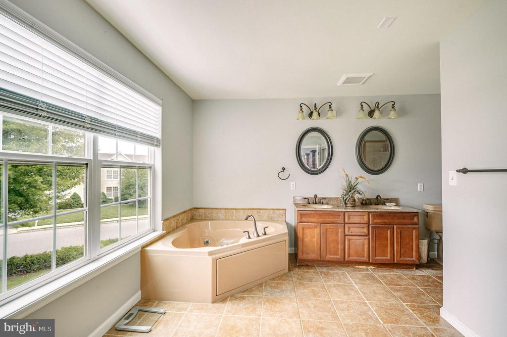 2295 LEIGH DRIVE