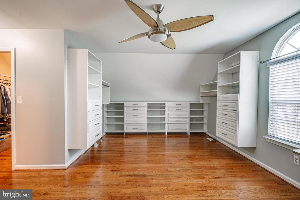 2295 LEIGH DRIVE