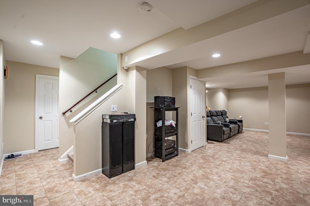 2295 LEIGH DRIVE