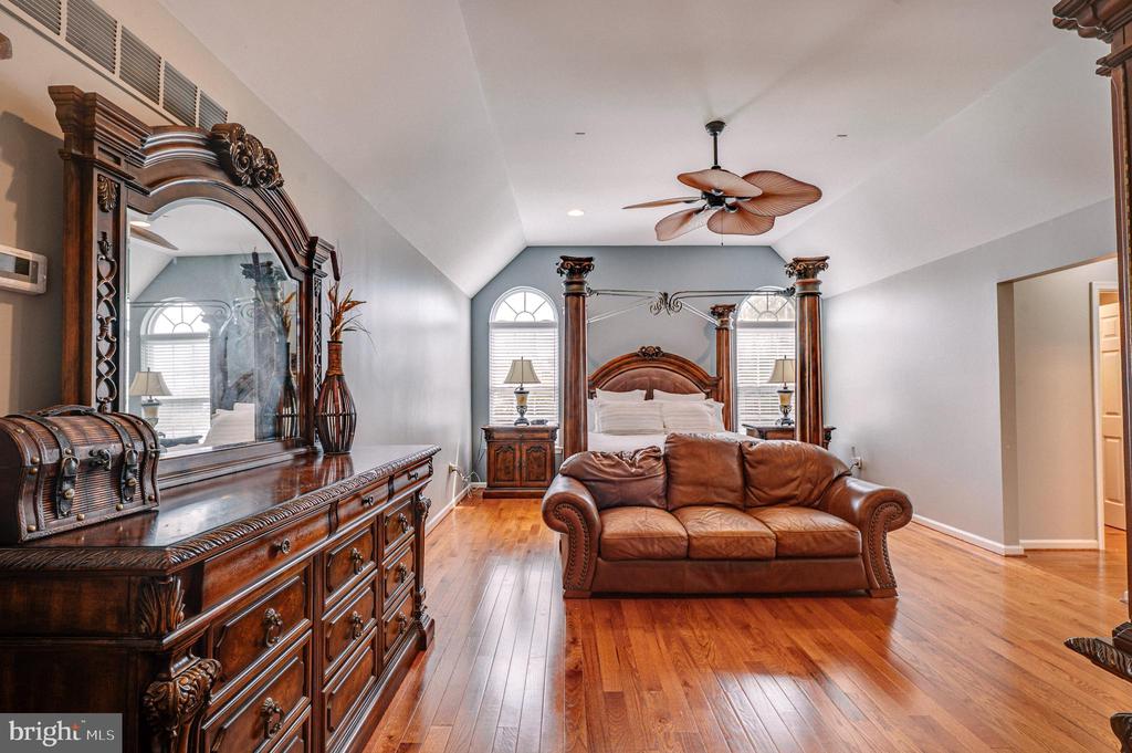 2295 LEIGH DRIVE