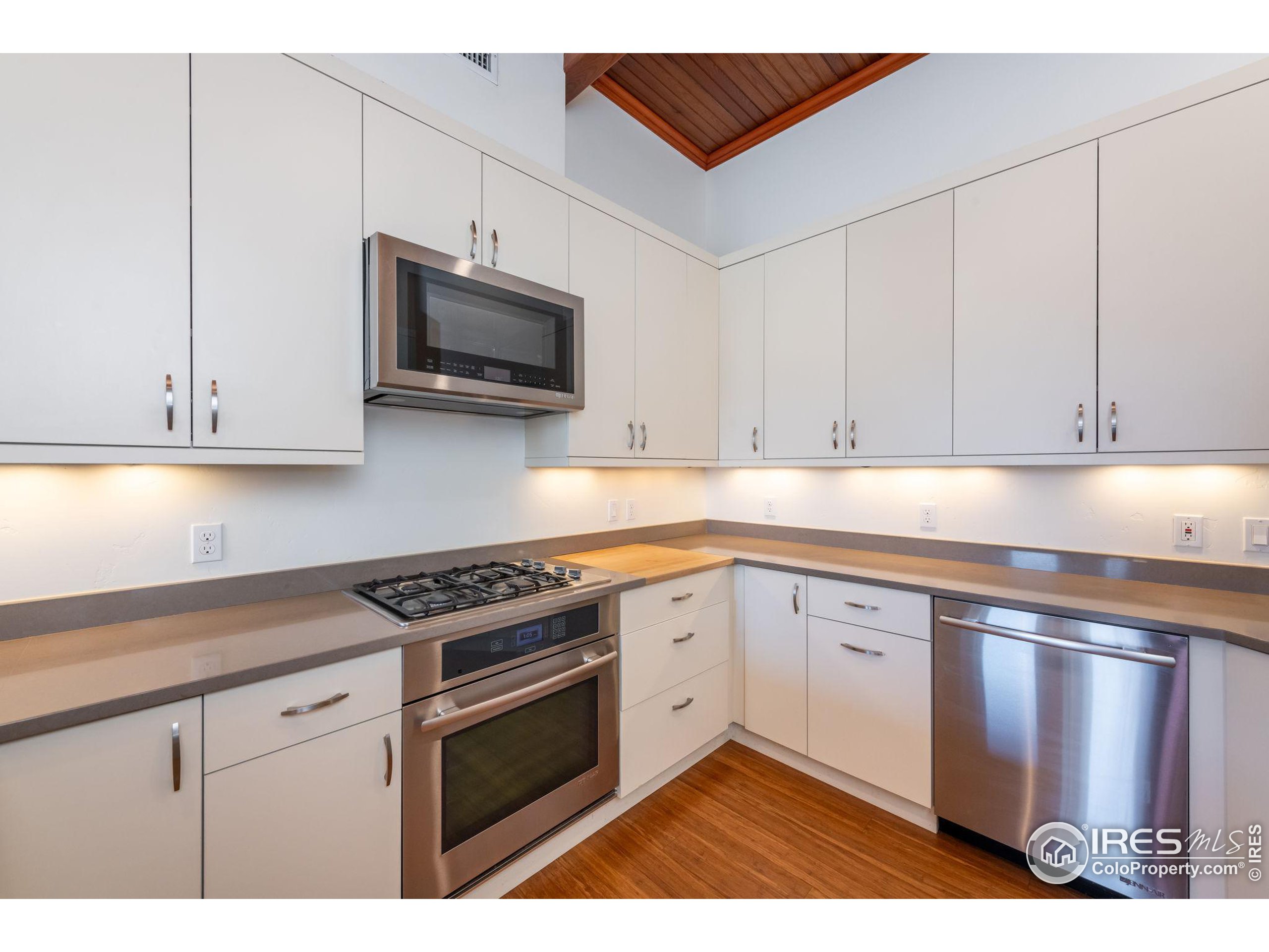 1215 Cedar Ave 202