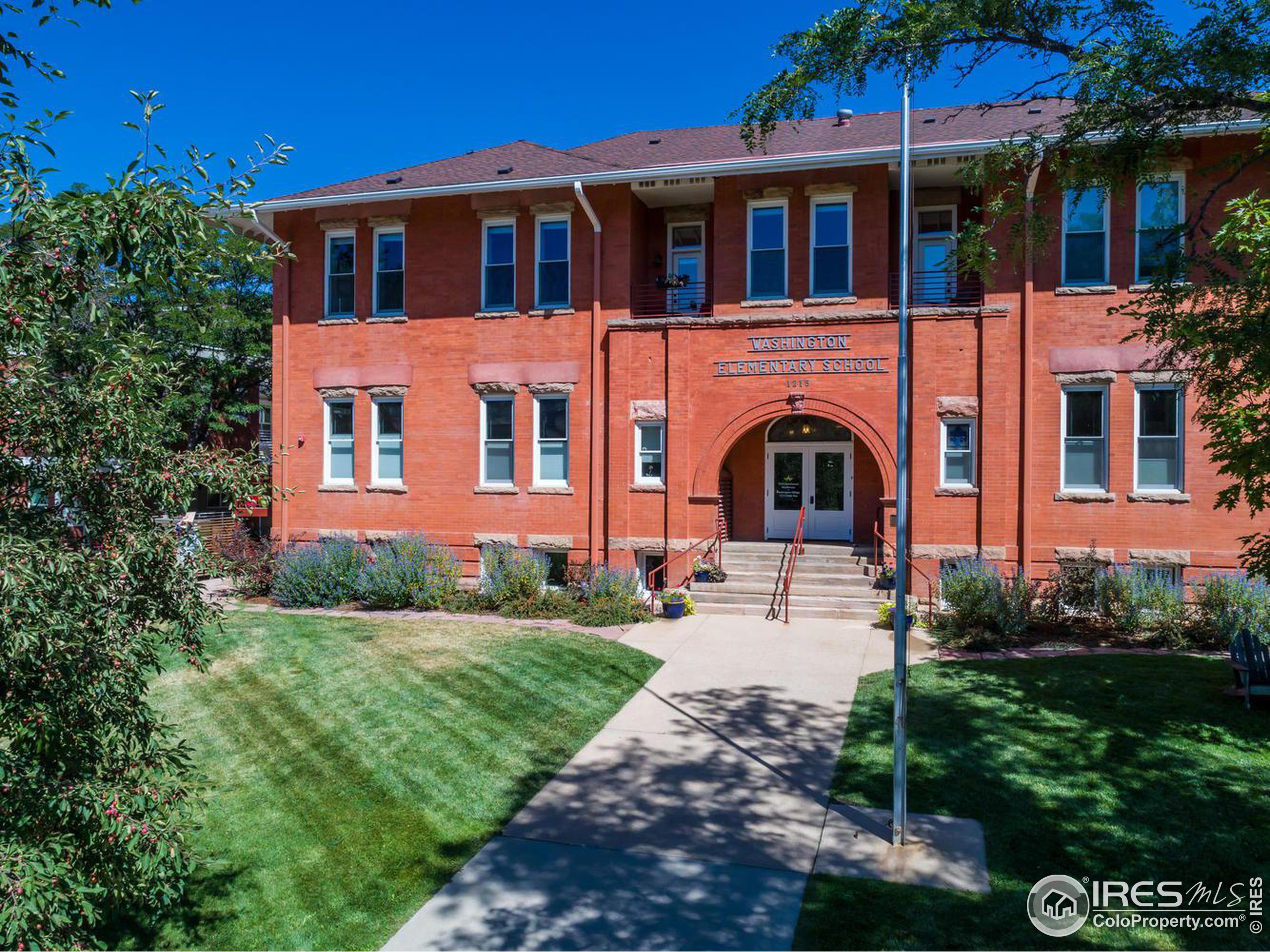 1215 Cedar Ave 202