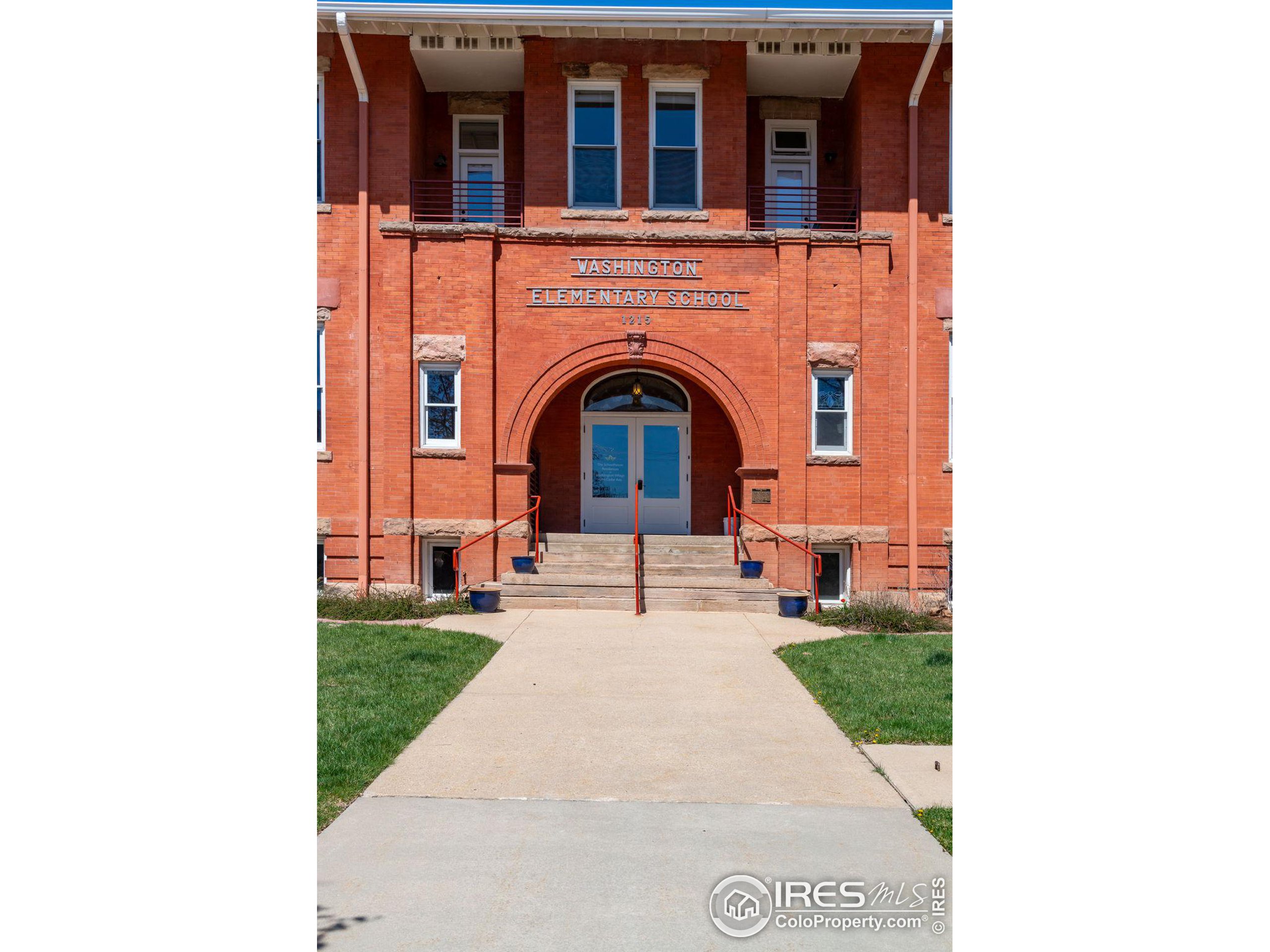 1215 Cedar Ave 202