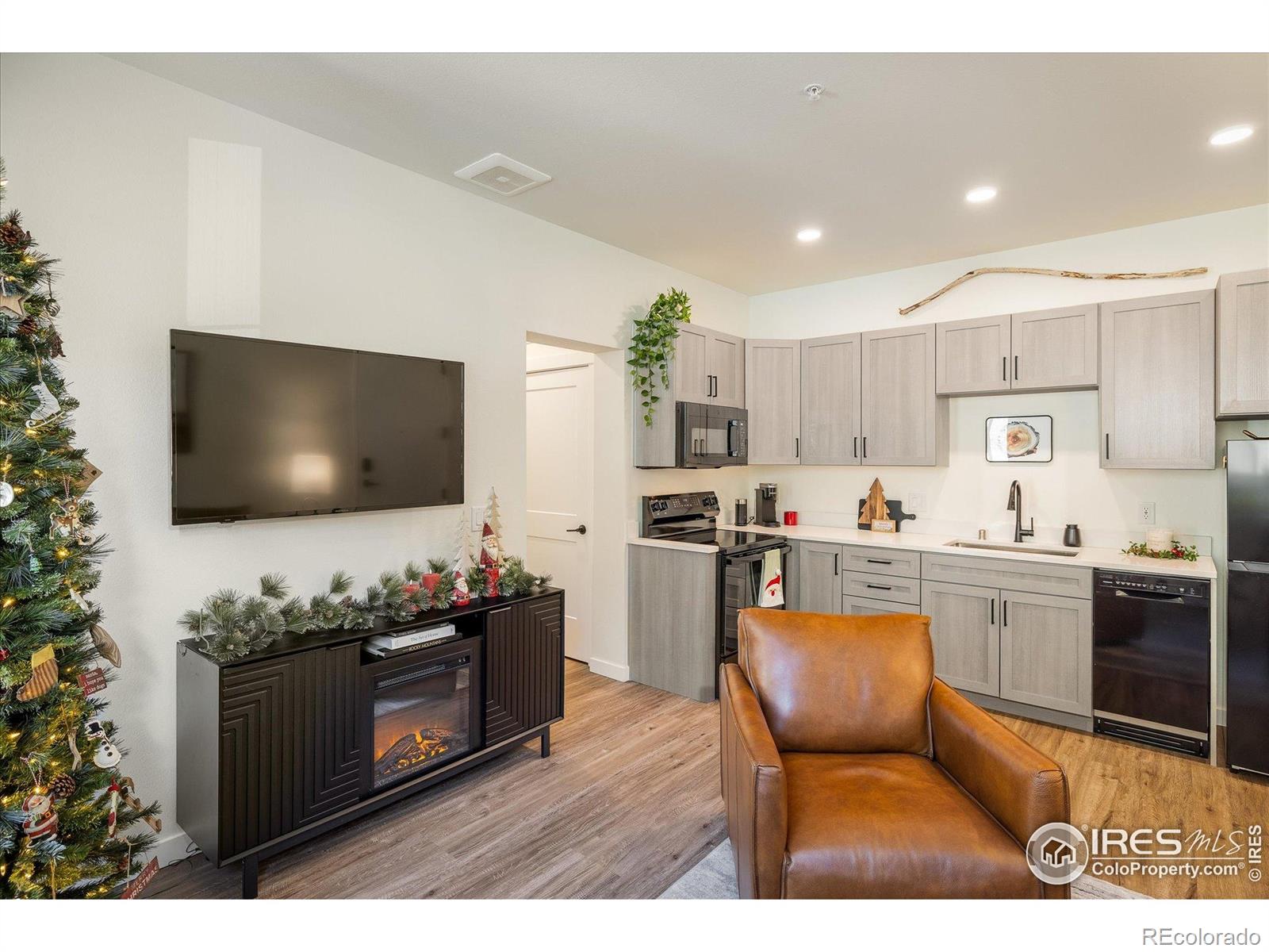 2121 Hummingbird Way Unit: 3-201