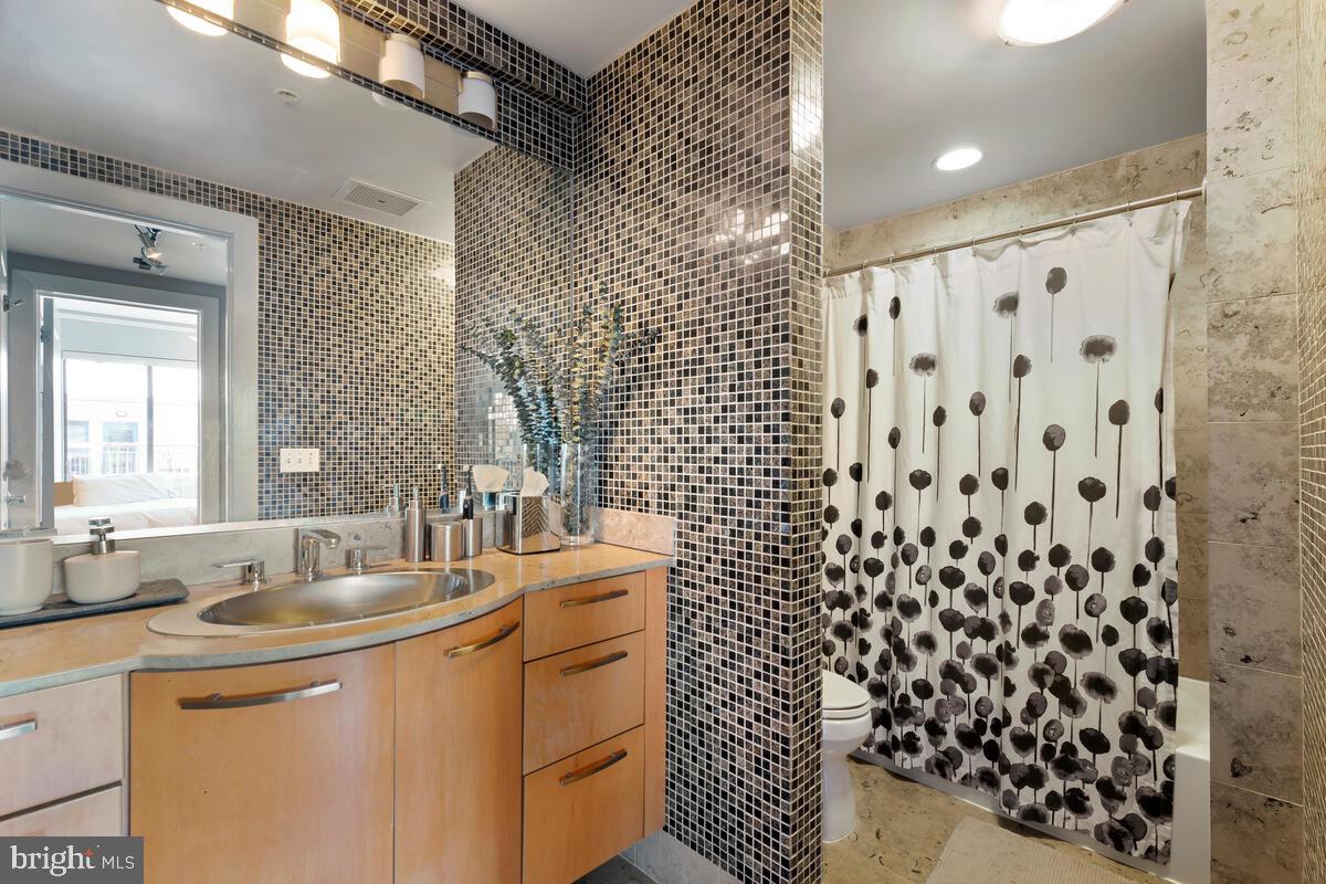 2421 18th St NW #303