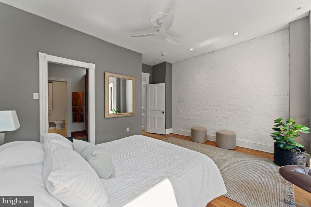 111 8TH STREET SE