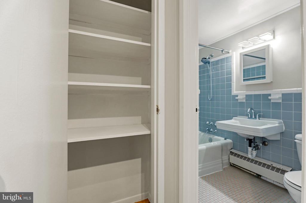4200 CATHEDRAL AVENUE NW Unit: 607