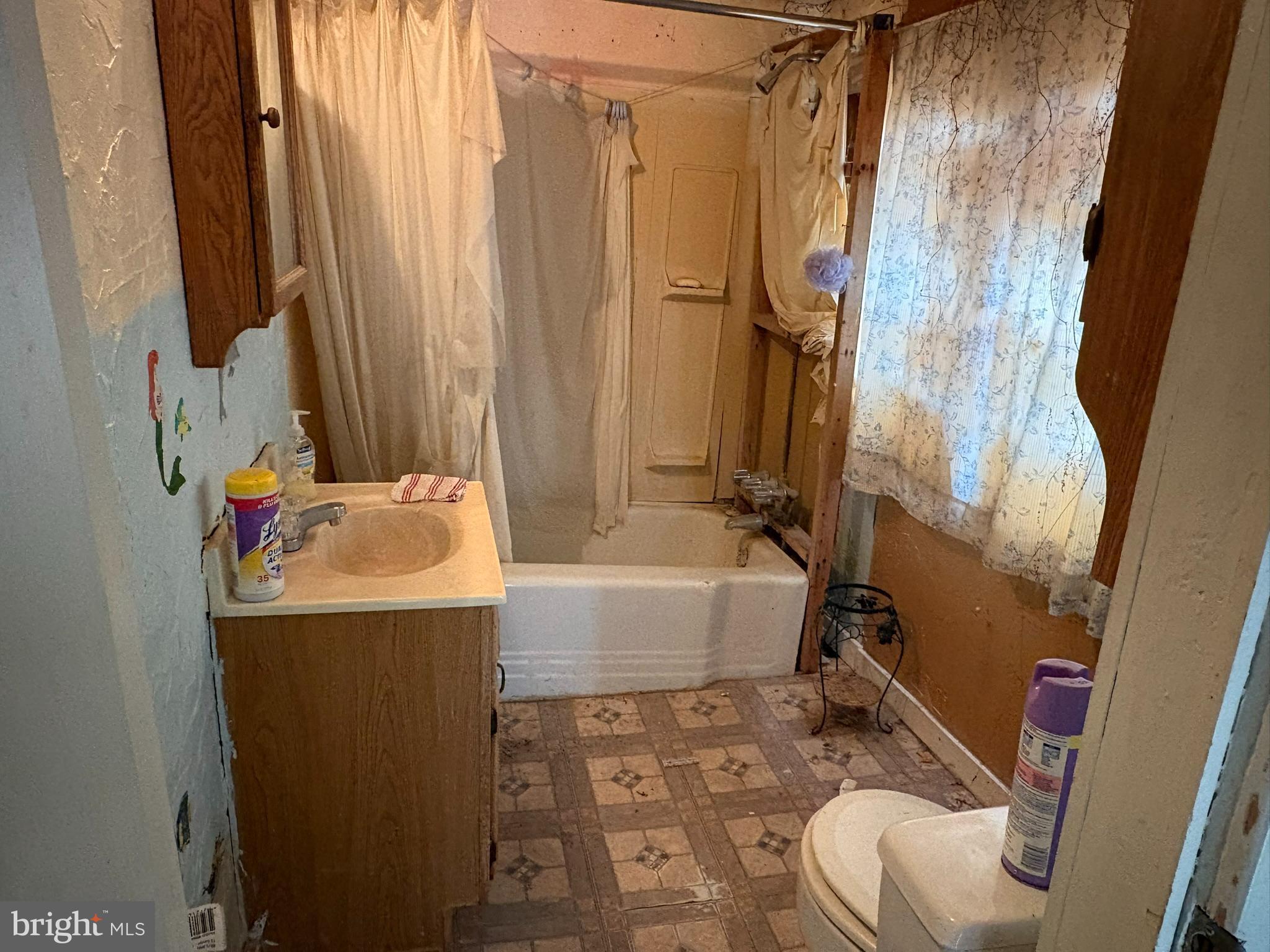 1019 SHORELAND DRIVE