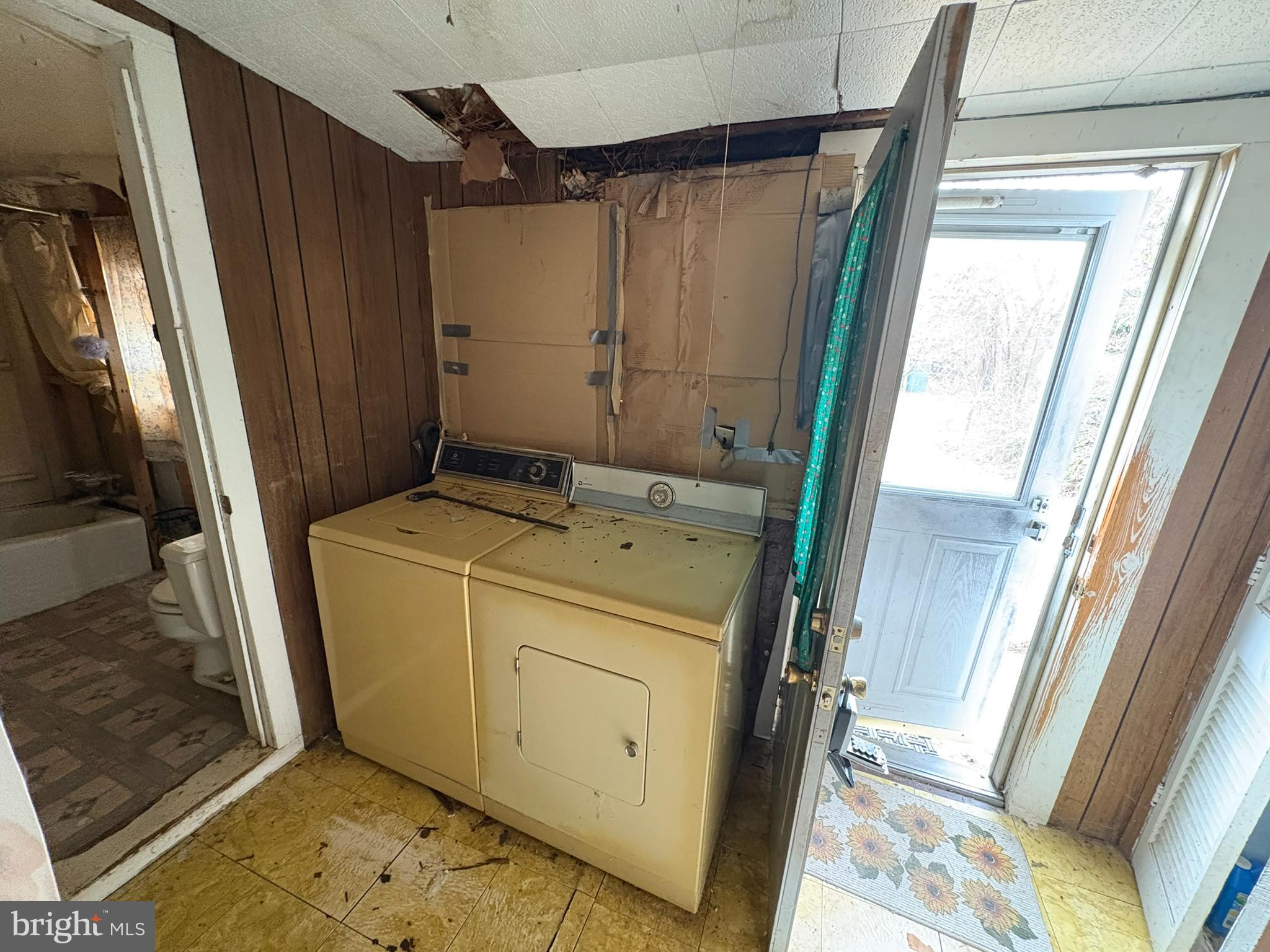 1019 SHORELAND DRIVE