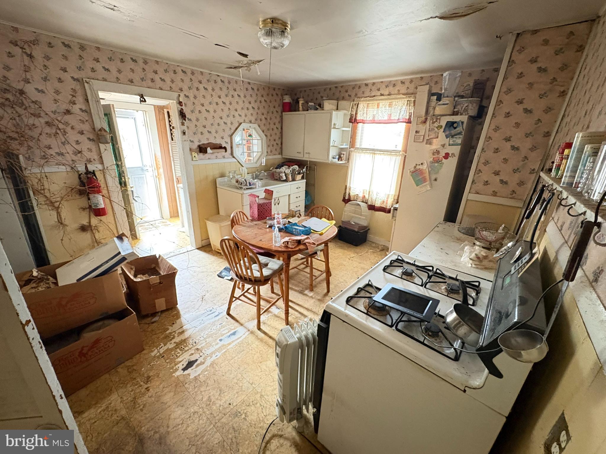 1019 SHORELAND DRIVE