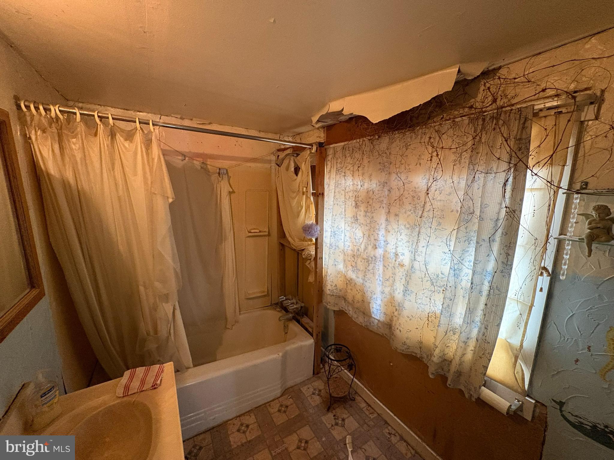 1019 SHORELAND DRIVE