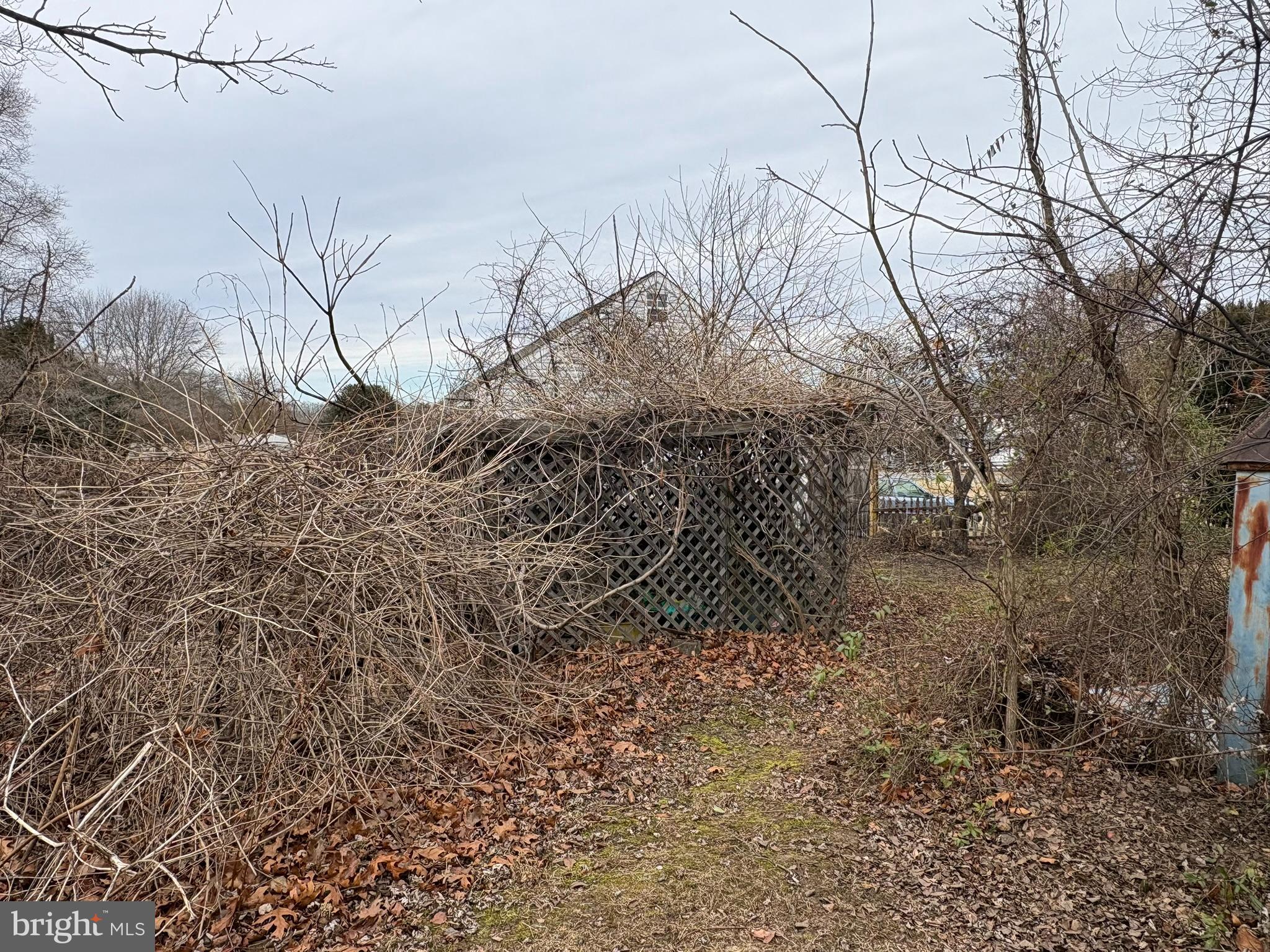 1019 SHORELAND DRIVE