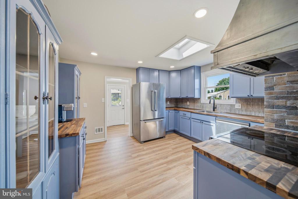 1019 SHORELAND DRIVE