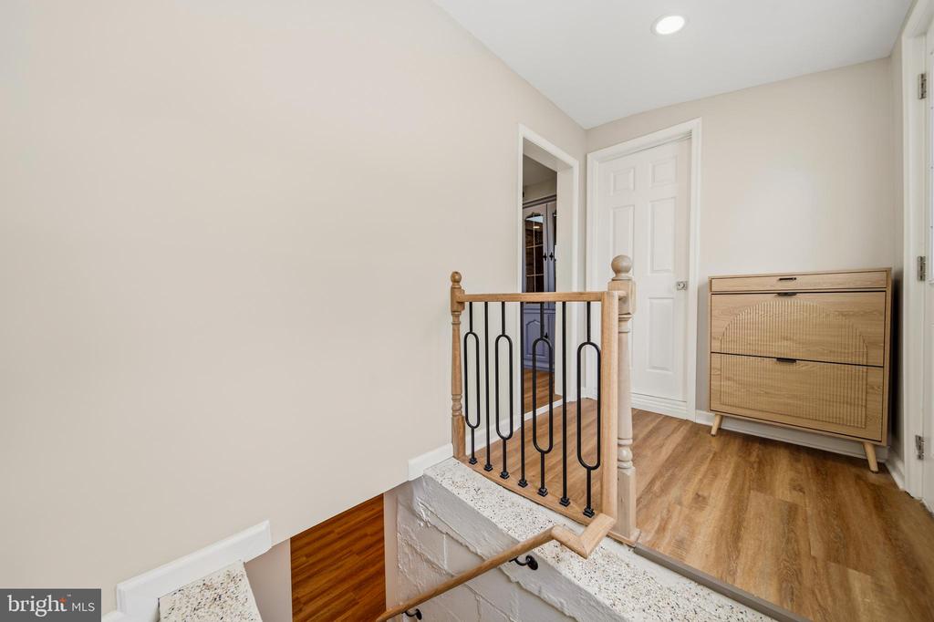 1019 SHORELAND DRIVE