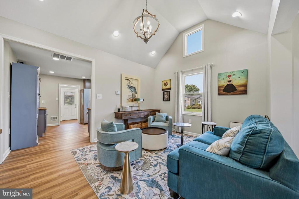 1019 SHORELAND DRIVE