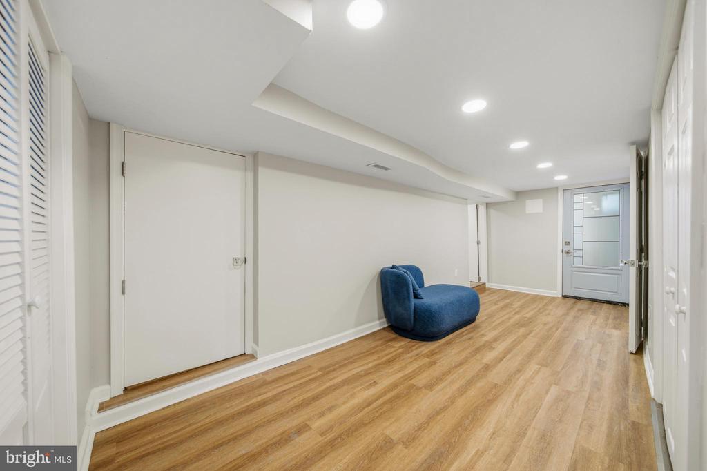 1019 SHORELAND DRIVE