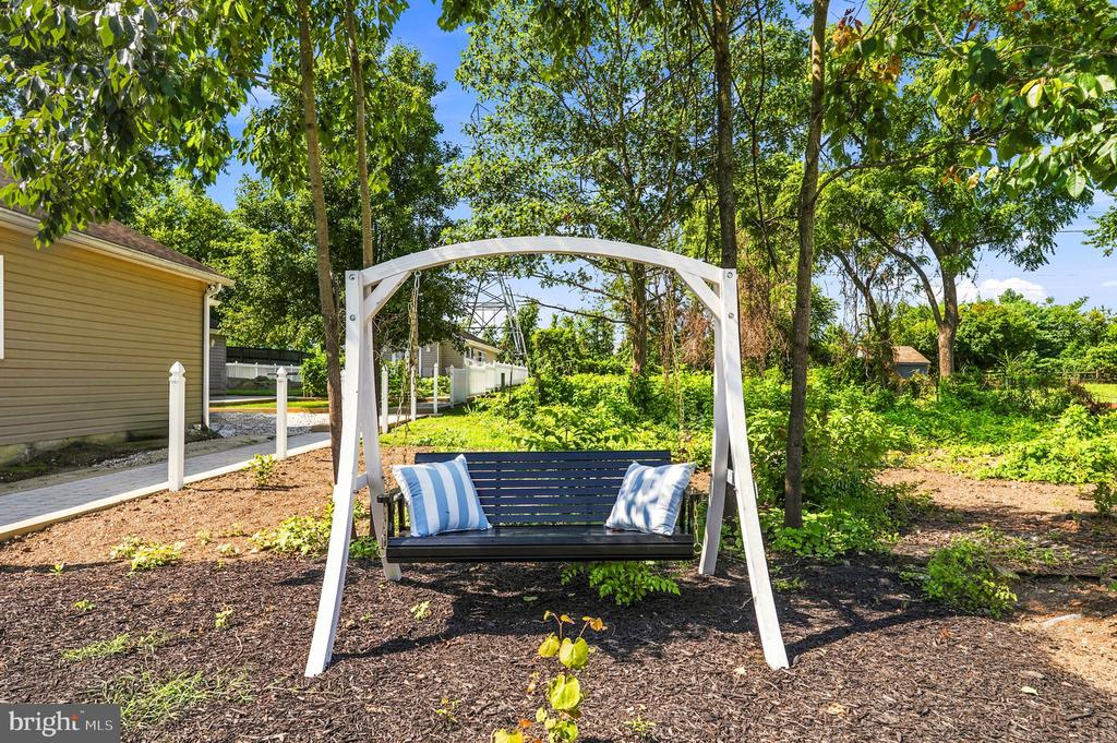 1019 SHORELAND DRIVE