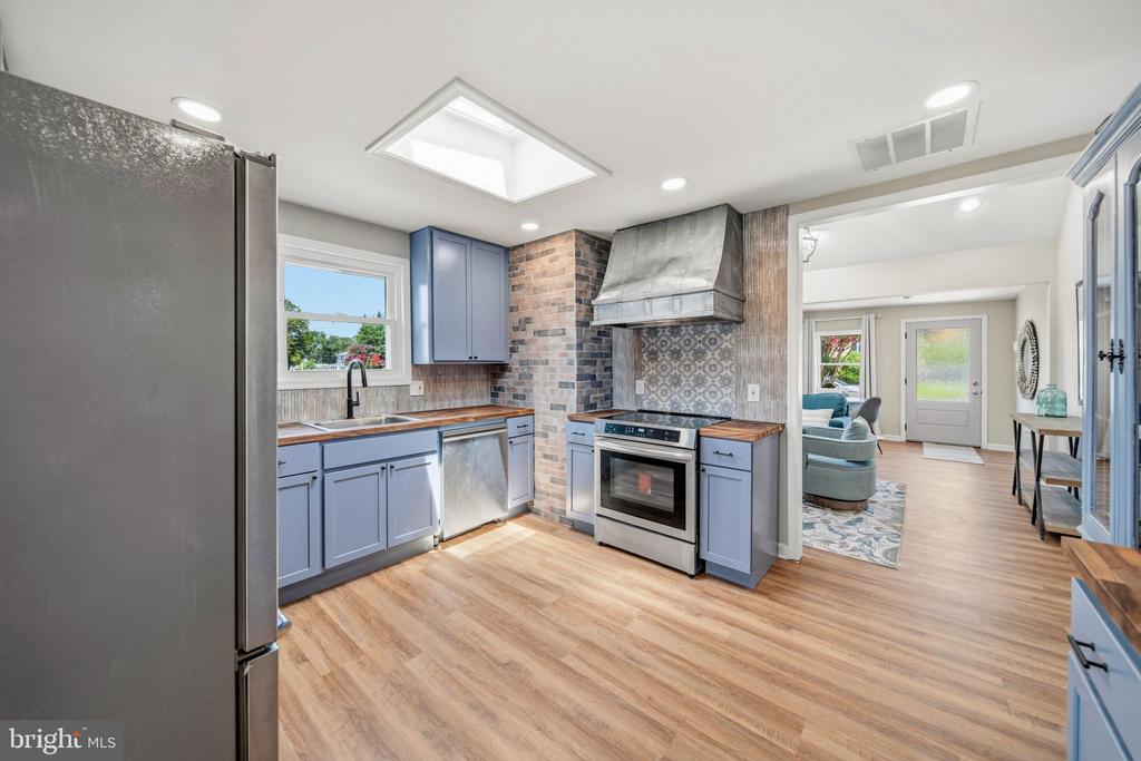 1019 SHORELAND DRIVE
