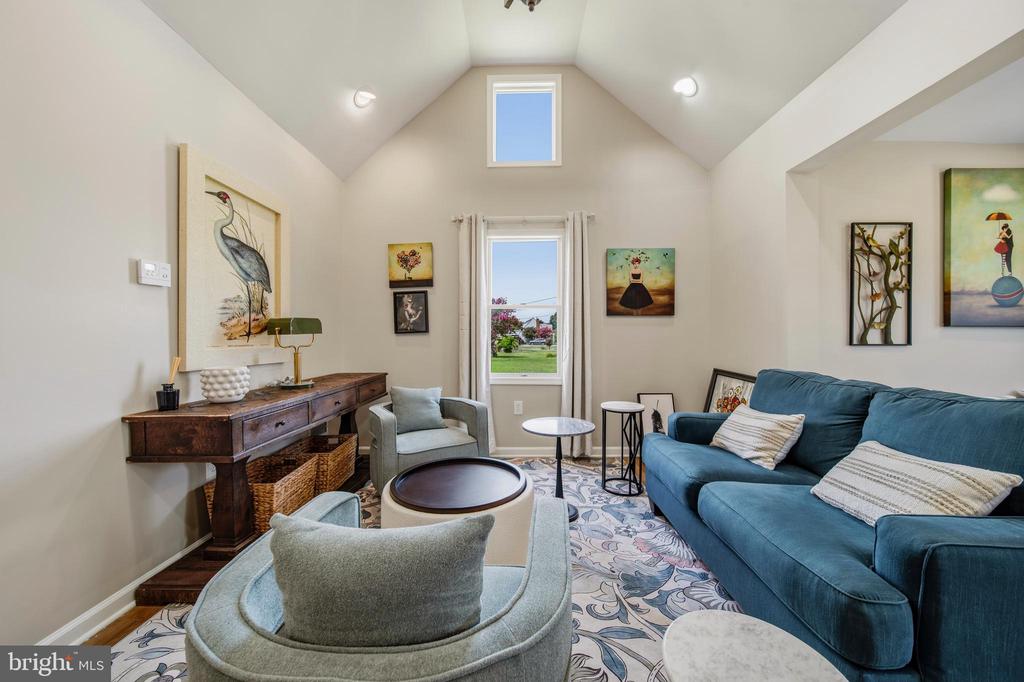 1019 SHORELAND DRIVE