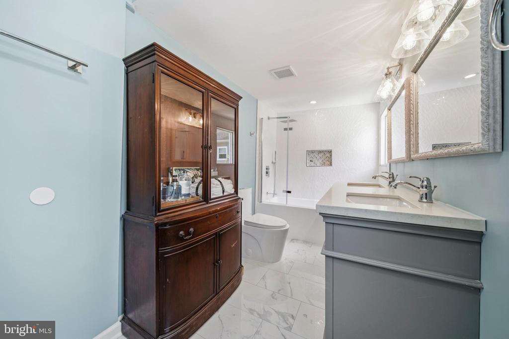 1019 SHORELAND DRIVE