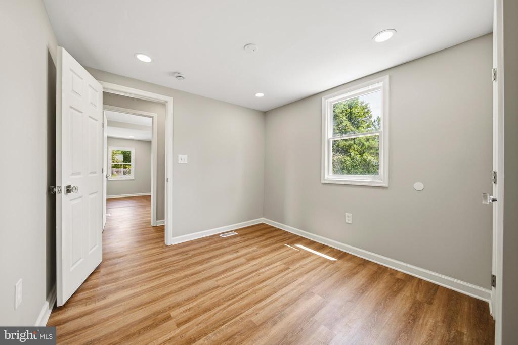 1019 SHORELAND DRIVE