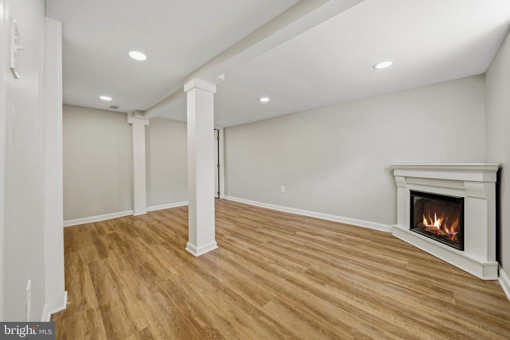 1019 SHORELAND DRIVE