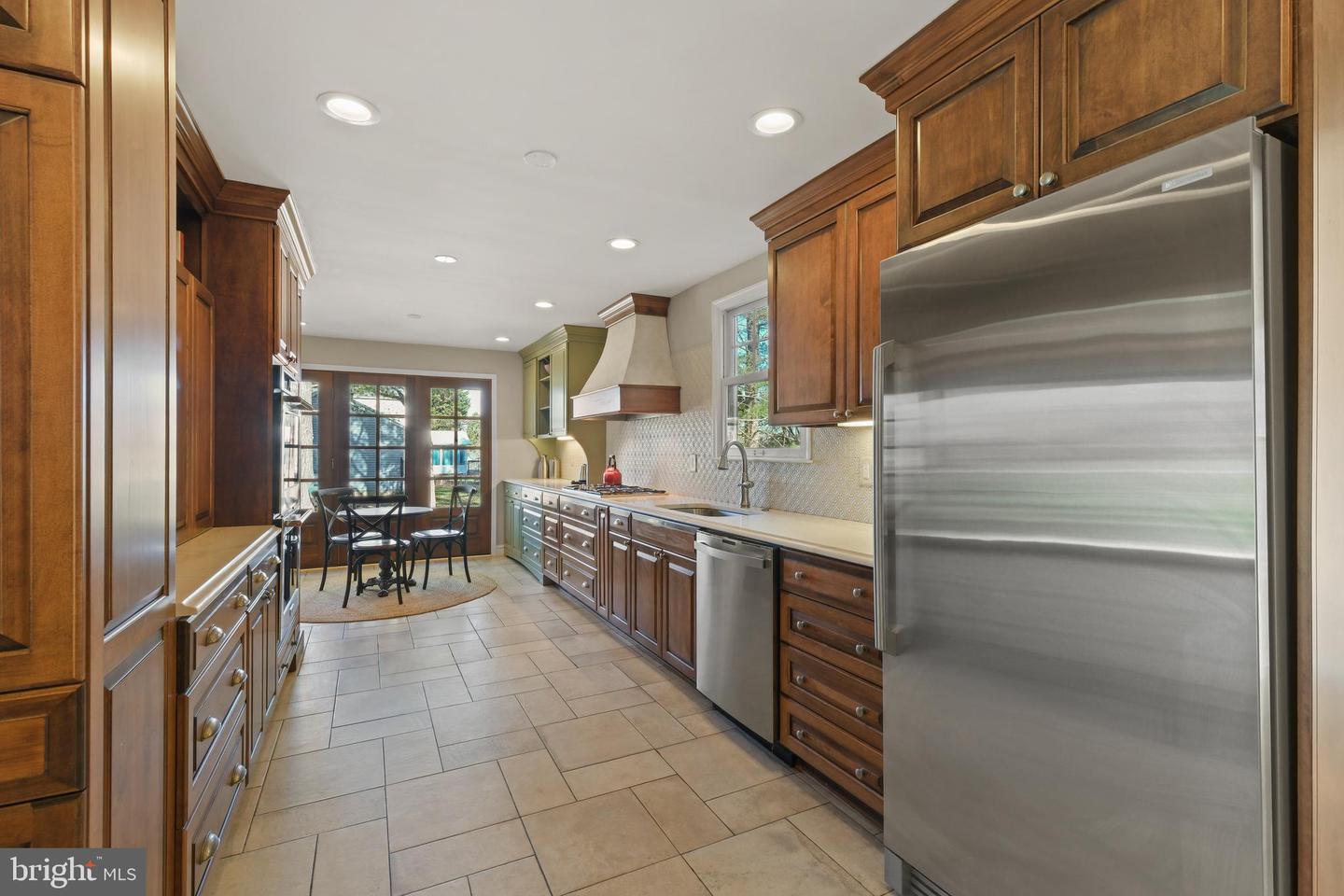 8492 Devon Ln
