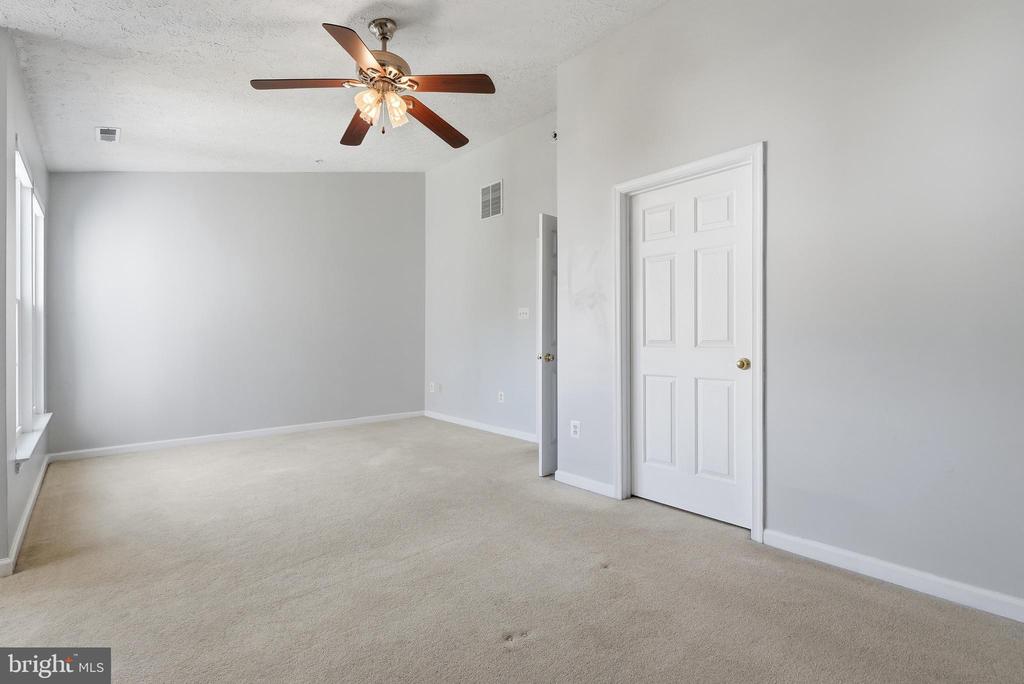 3163 FREESTONE COURT