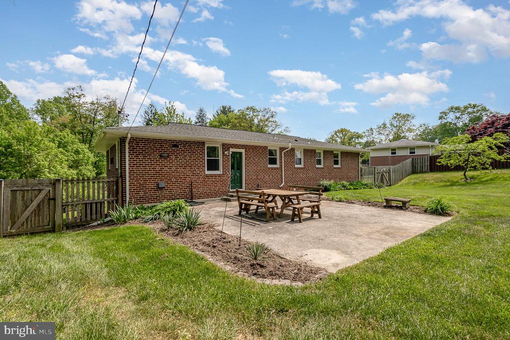3390 POPLAR DR