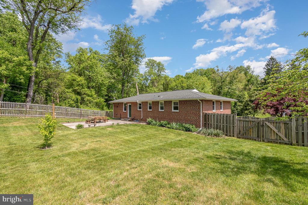 3390 POPLAR DR
