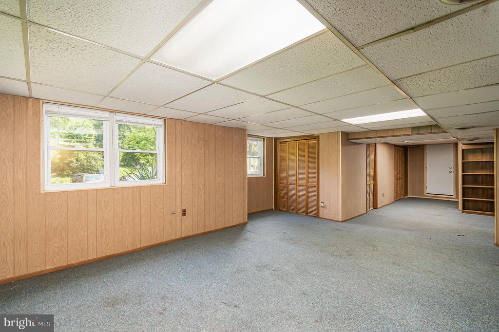 3390 POPLAR DR