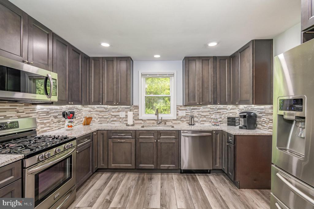 3390 POPLAR DR