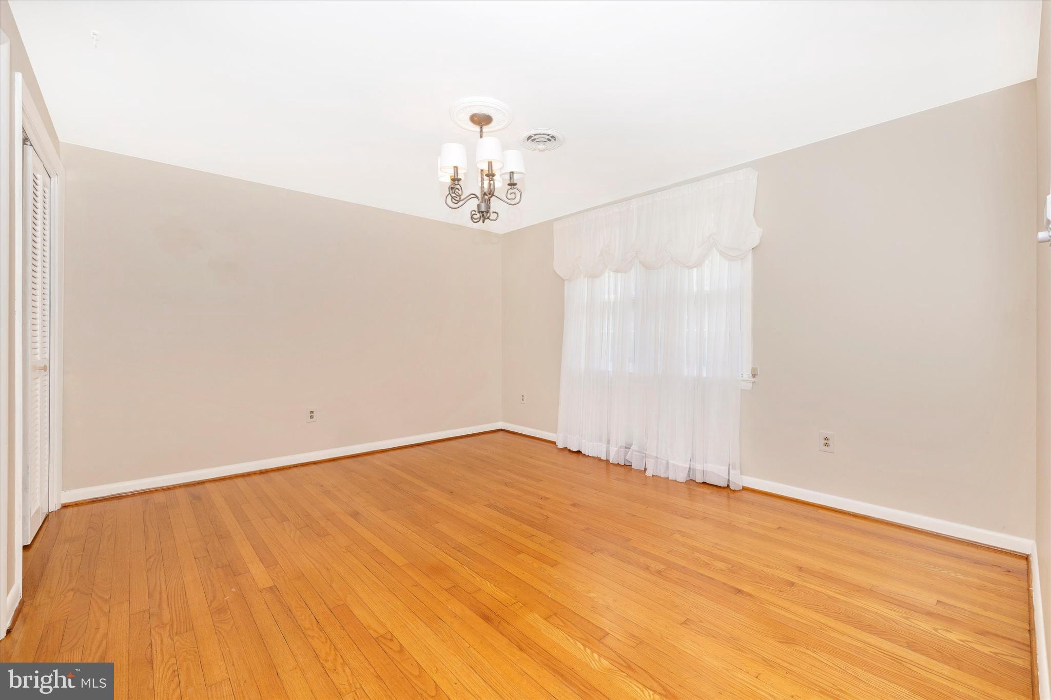 8 Clearwater Ct