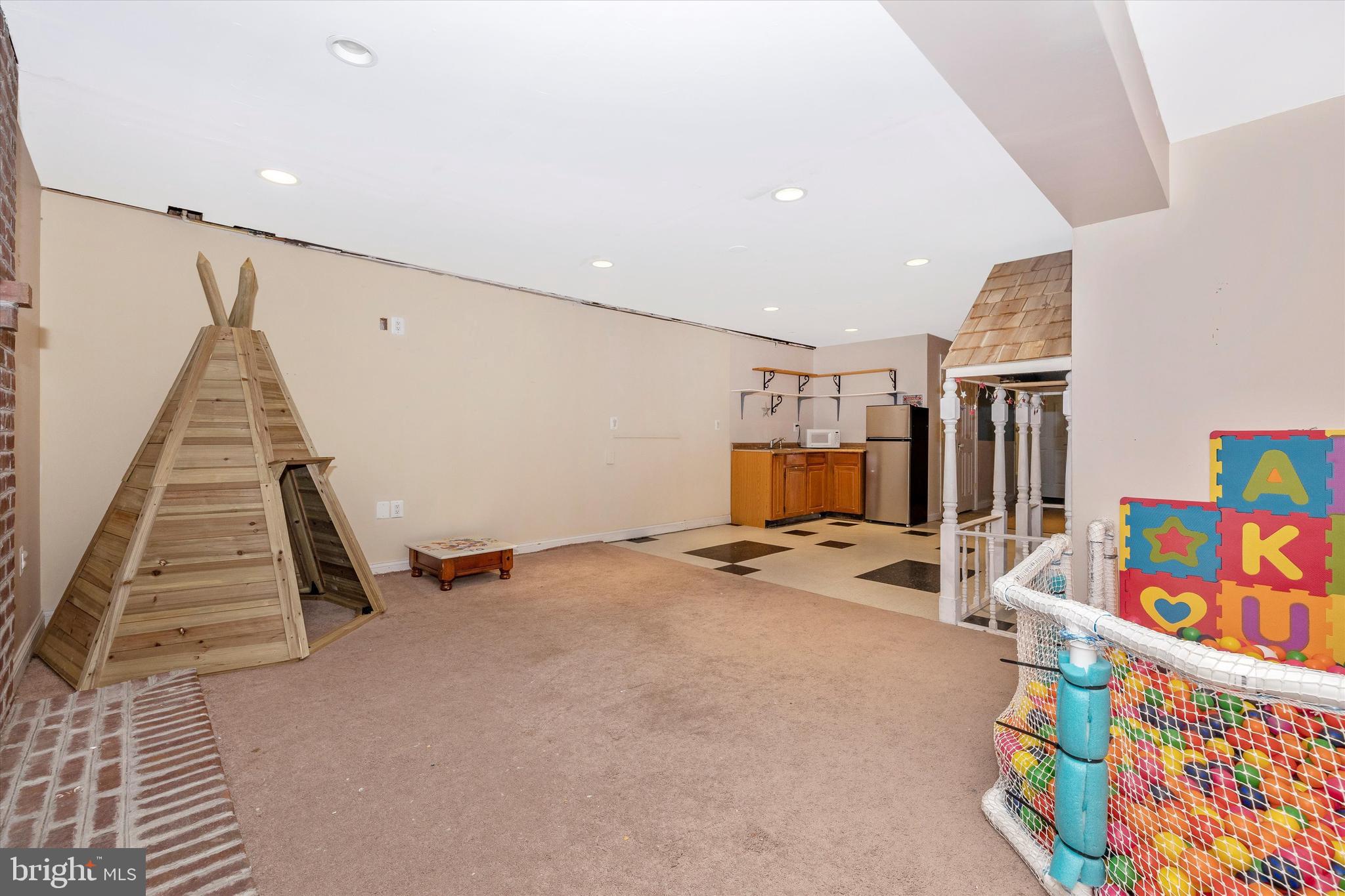 8 Clearwater Ct