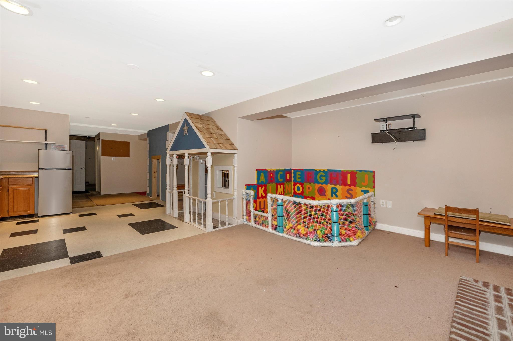 8 Clearwater Ct