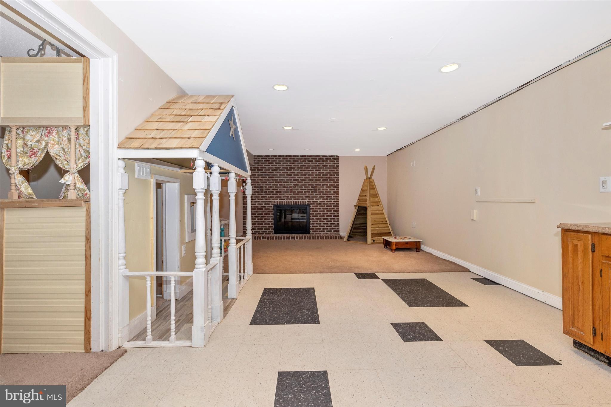 8 Clearwater Ct