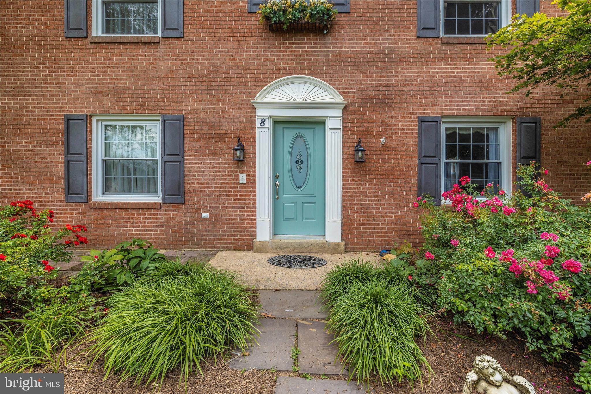 8 Clearwater Ct