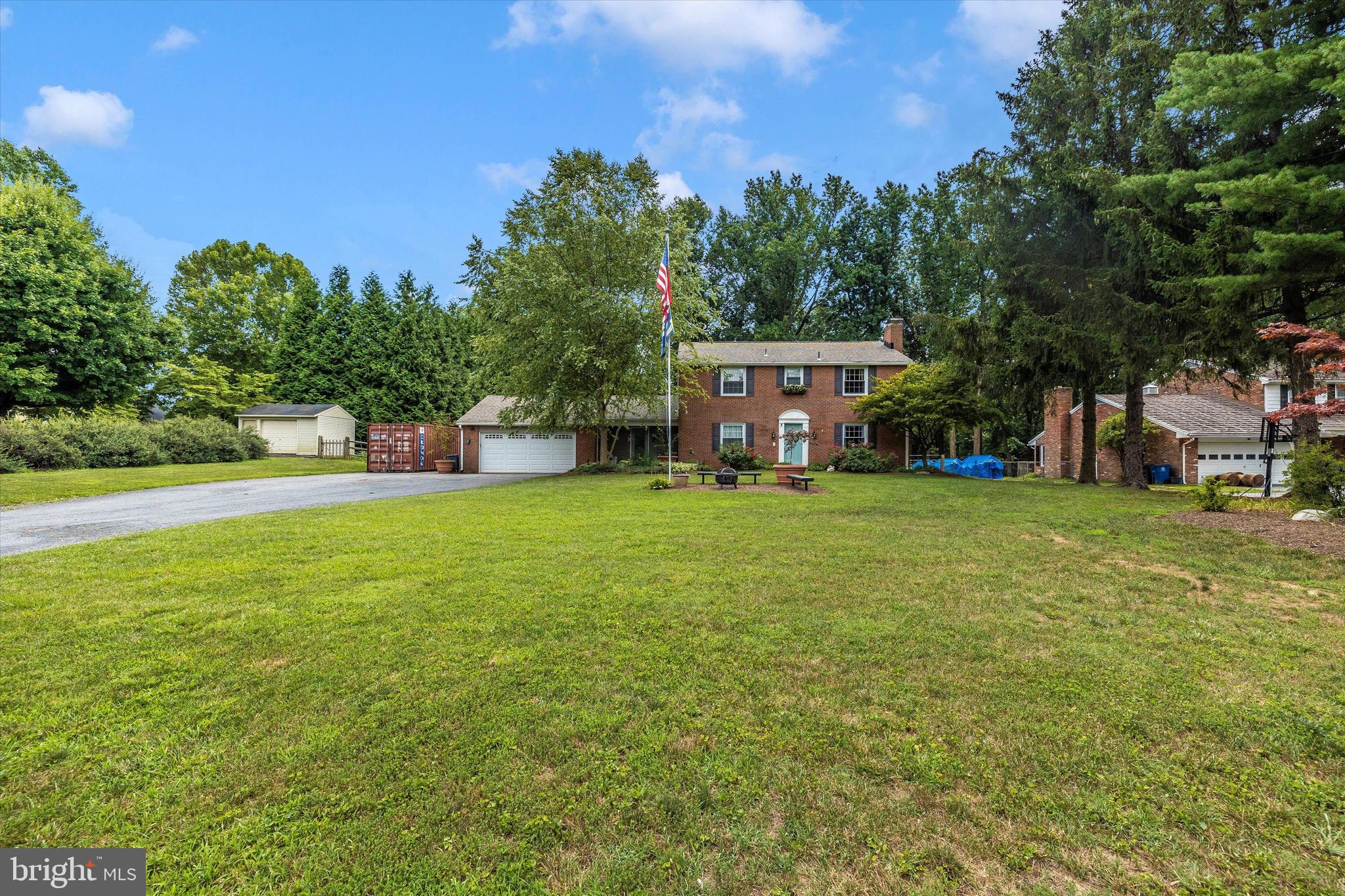 8 Clearwater Ct