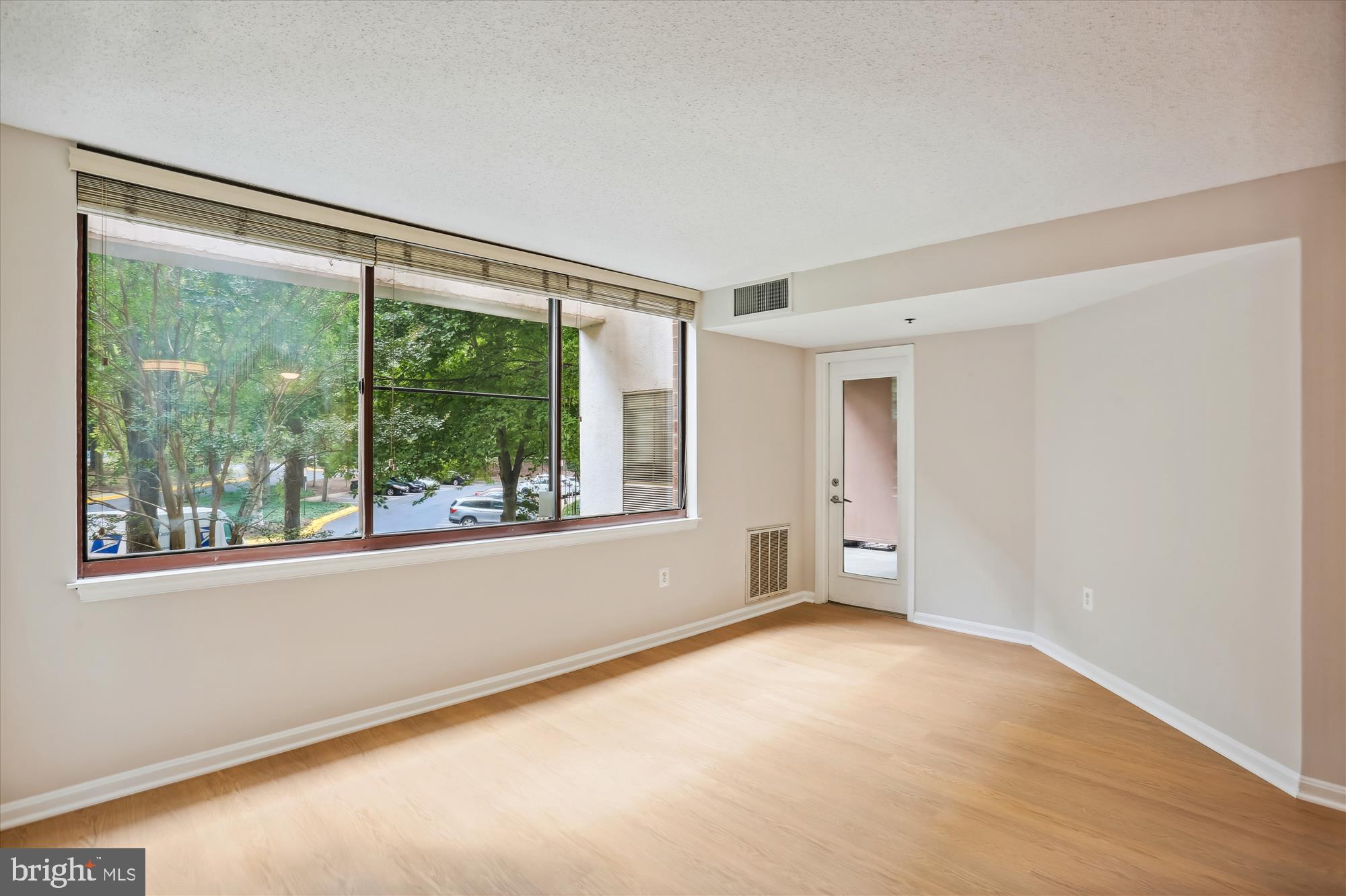 10101 GROSVENOR PLACE 218
