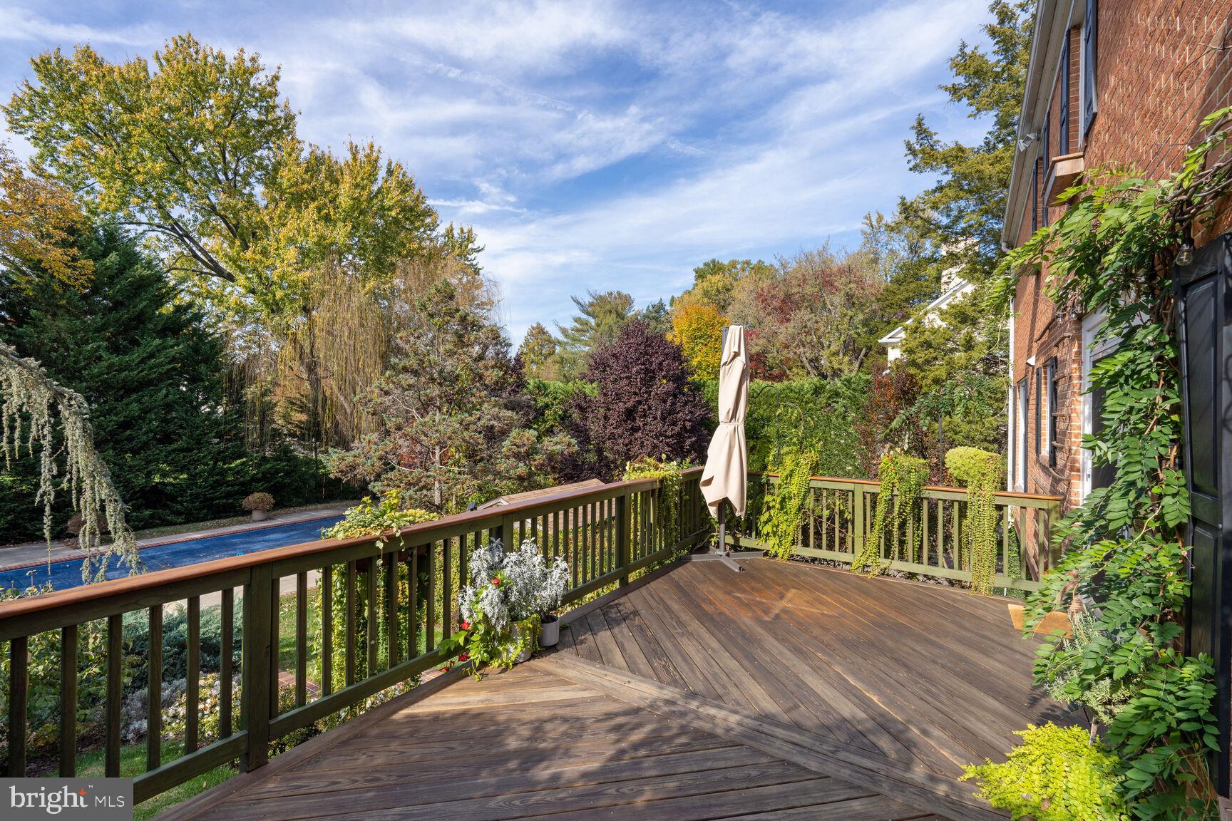 11004 Luxmanor Rd