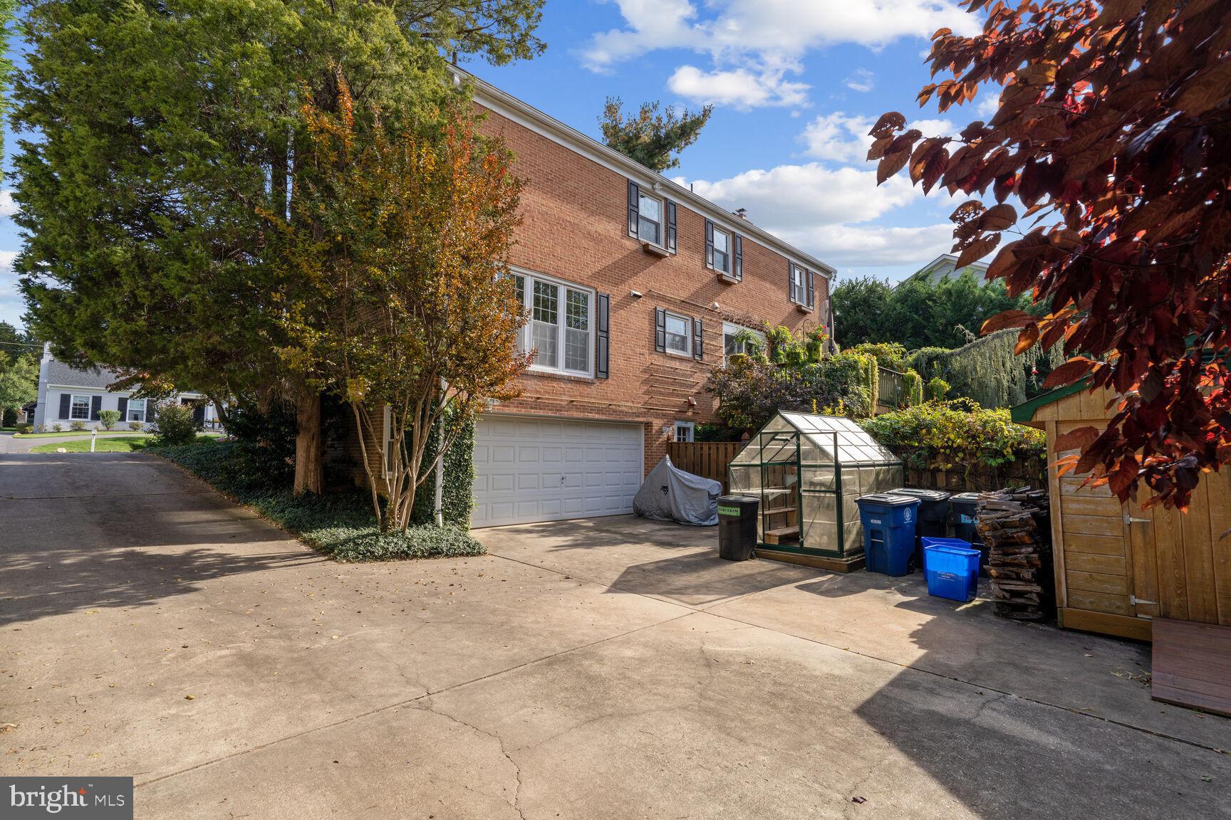 11004 Luxmanor Rd