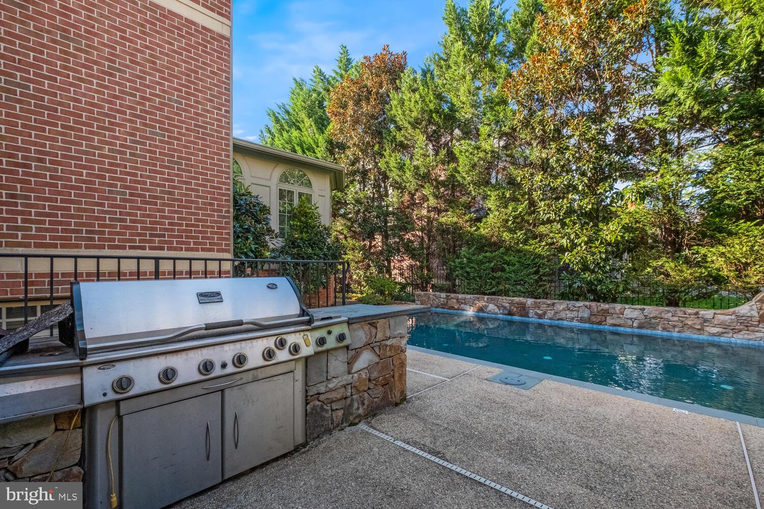 6111 Rosemont Cir