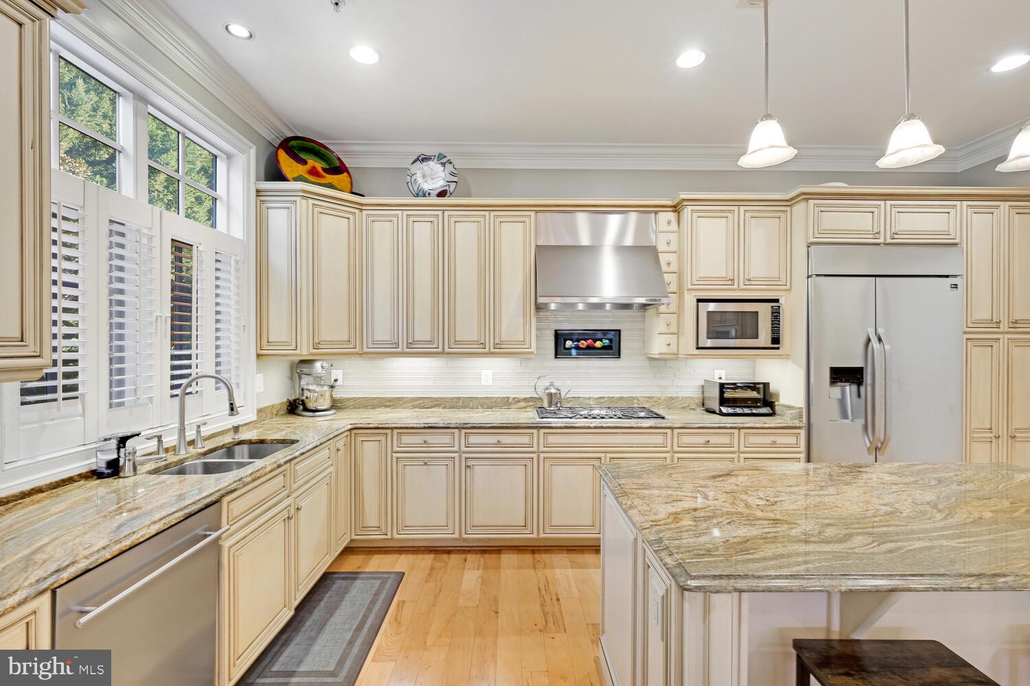 6111 Rosemont Cir