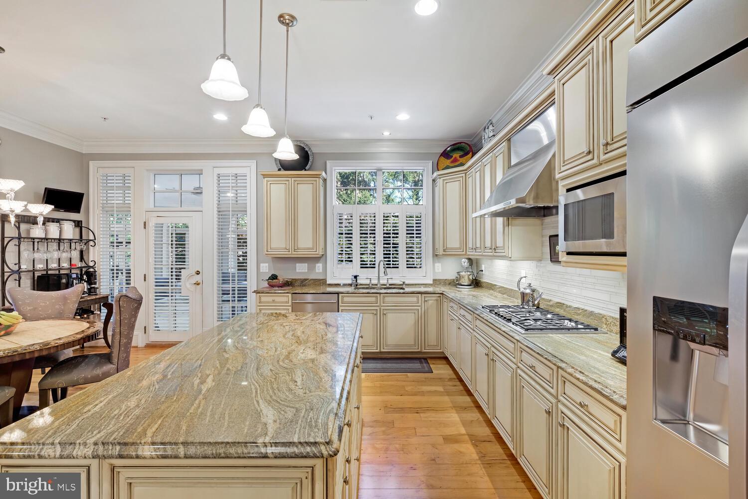 6111 Rosemont Cir