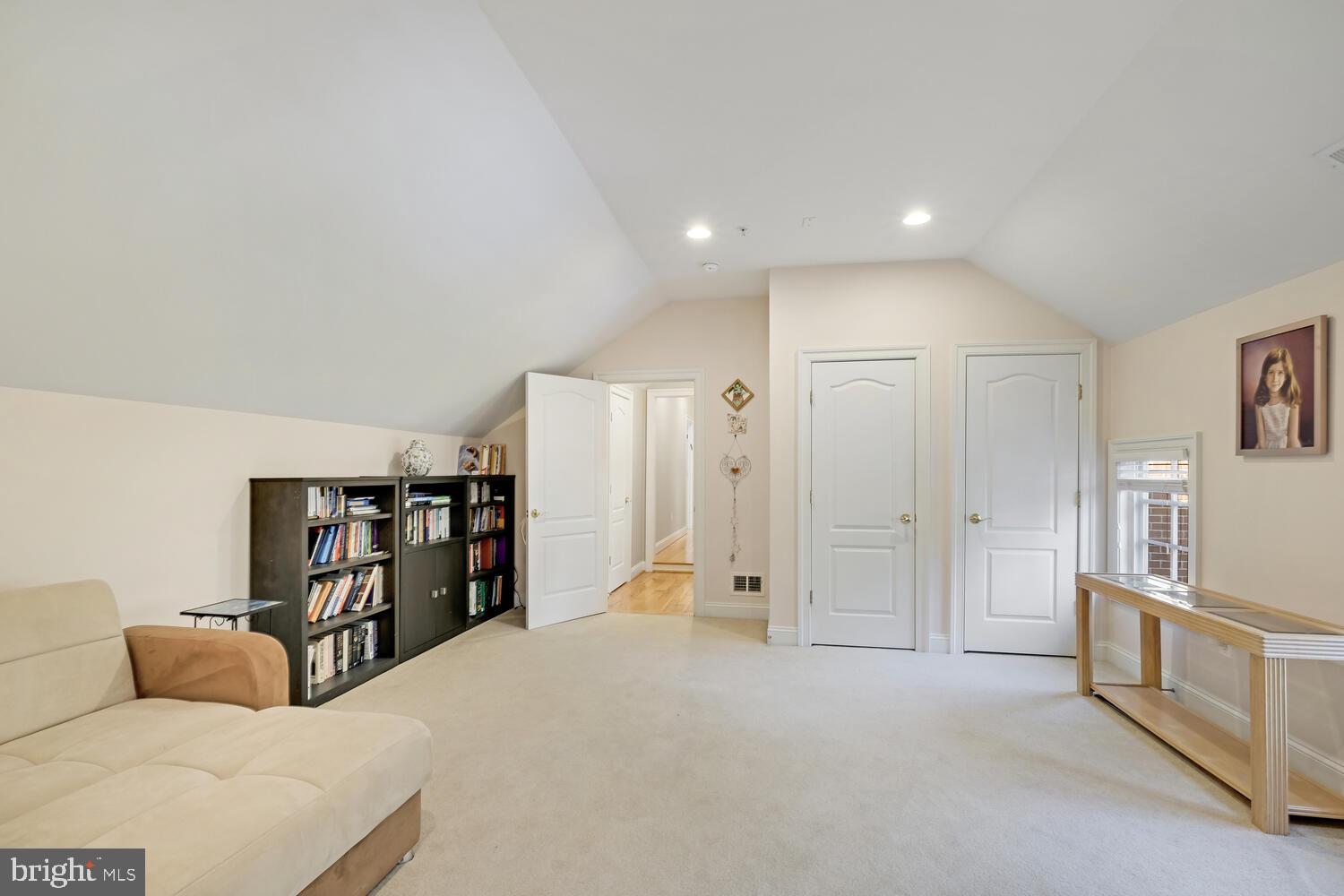 6111 Rosemont Cir