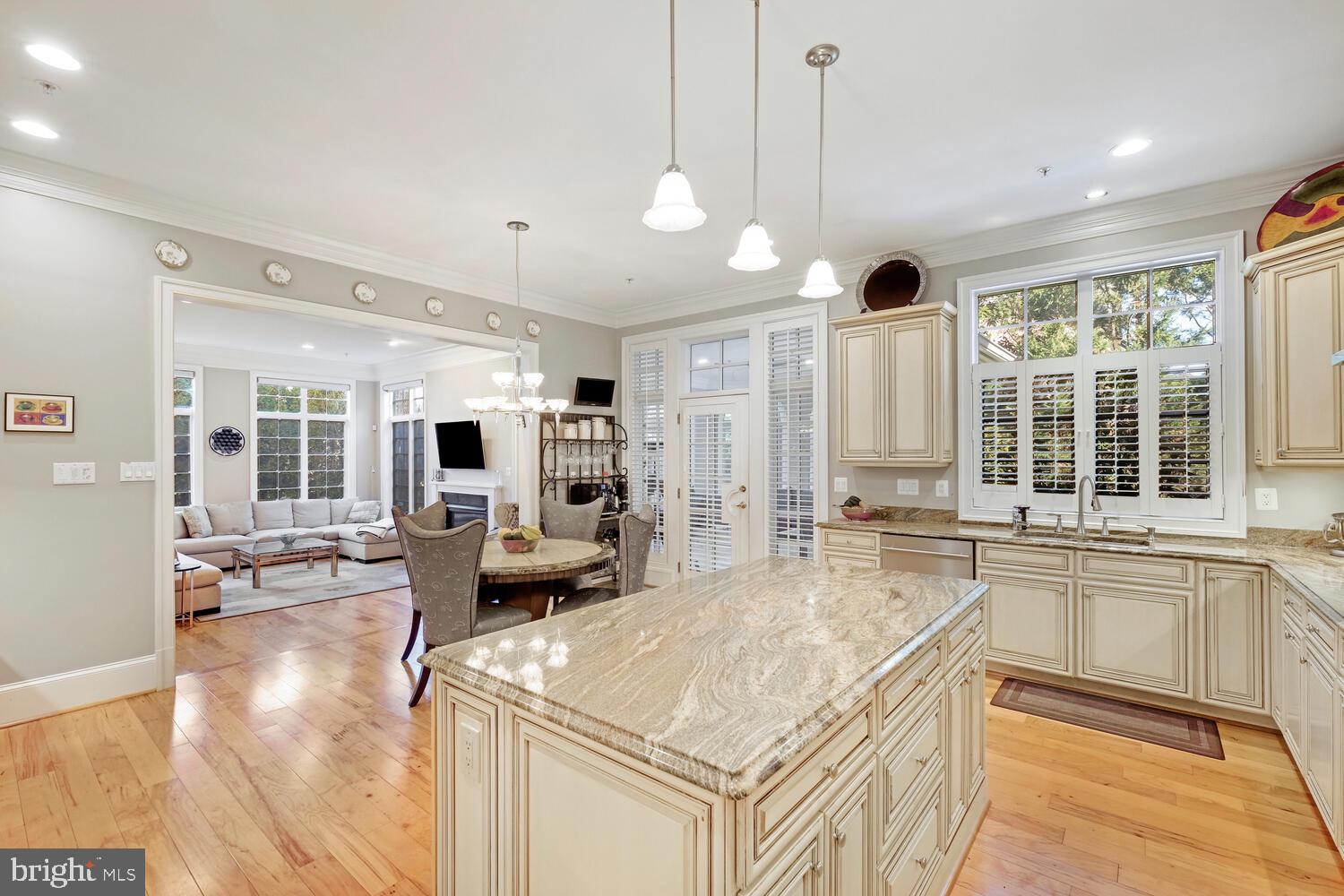6111 Rosemont Cir